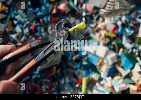 Craftsman Cutter Nipper Werkzeug zum Schneiden von Smaltglas für die Herstellung von Mosaikkunst Stockfoto