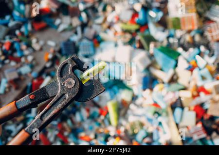 Craftsman Cutter Nipper Werkzeug zum Schneiden von Smaltglas für die Herstellung von Mosaikkunst Stockfoto