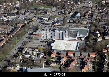 Sainsbury's Supermarket & Matalan in Greengates, Bradford, West Yorkshire aus der Vogelperspektive Stockfoto