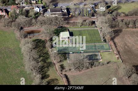 Blick aus der Vogelperspektive auf den Almscliffe Tennis Club in Weeton, mit der A658 Harrogate Road oben auf dem Bild, Almscliffe Village Hall & Car Park prominent Stockfoto