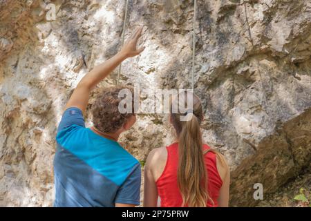 Kletterlehrer zeigt den richtigen Weg zu einer erfolgreichen Kletterroute Stockfoto