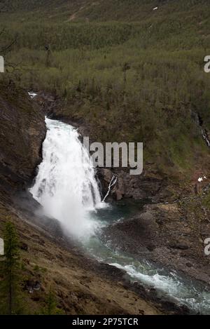 Bredeksfossen oder Stormselva Cascade in Stormdalen im Nationalpark Saltfjellet-Svartisen in der Provinz Nordland in Norwegen. Stockfoto