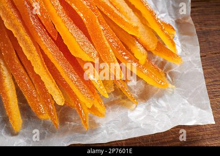 Kandierte Orangenschalen auf zerknittertem Backpapier Stockfoto