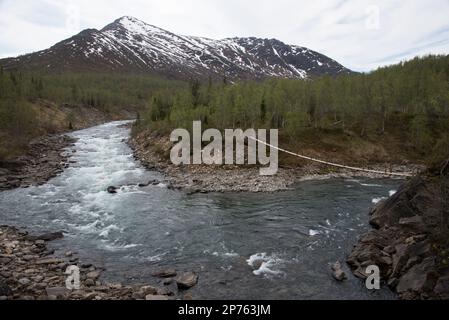 Bredeksfossen oder Stormselva Cascade in Stormdalen im Nationalpark Saltfjellet-Svartisen in der Provinz Nordland in Norwegen. Stockfoto