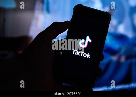 Paris, Frankreich. 07. März 2023. Die Abbildung zeigt das Logo des sozialen Netzwerks oder Videonetzwerks TikTok (oder Tik Tok) auf dem Bildschirm eines Telefons (Smartphones) in Paris, Frankreich, am 7. März 2023. - Das Weiße Haus unterstützte das Gesetz, das am Dienstag von einem Dutzend Senatoren eingeführt wurde, um der Regierung neue Befugnisse zu geben, die chinesische Video-App TikTok und andere fremdbasierte Technologien zu verbieten, wenn sie eine Bedrohung für die nationale Sicherheit darstellen. Foto von Victor Joly/ABACAPRESS.COM Kredit: Abaca Press/Alamy Live News Stockfoto