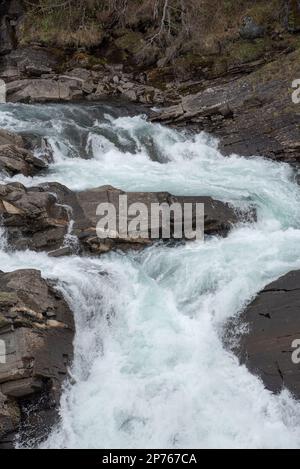 Bredeksfossen oder Stormselva Cascade in Stormdalen im Nationalpark Saltfjellet-Svartisen in der Provinz Nordland in Norwegen. Stockfoto