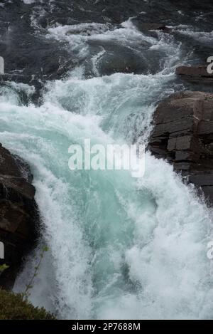 Bredeksfossen oder Stormselva Cascade in Stormdalen im Nationalpark Saltfjellet-Svartisen in der Provinz Nordland in Norwegen. Stockfoto