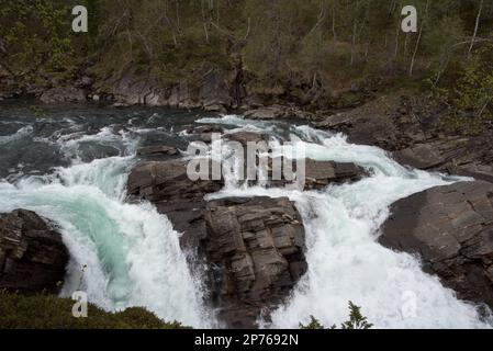 Bredeksfossen oder Stormselva Cascade in Stormdalen im Nationalpark Saltfjellet-Svartisen in der Provinz Nordland in Norwegen. Stockfoto