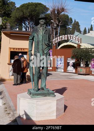 Statue von Giuseppe Verdi vor dem Teatro Verdi, Montecatini Terme, Italien Stockfoto