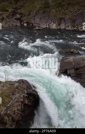 Bredeksfossen oder Stormselva Cascade in Stormdalen im Nationalpark Saltfjellet-Svartisen in der Provinz Nordland in Norwegen. Stockfoto