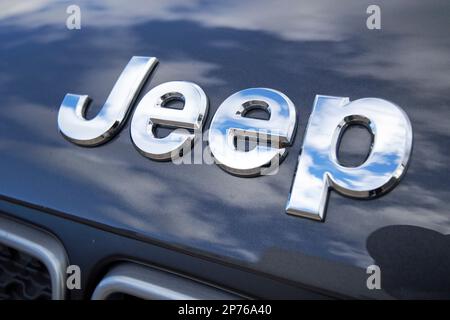 Jeep-Logo auf der Motorhaube des abtrünnigen Jeep Lanzarote, Kanarische Inseln, Spanien Stockfoto