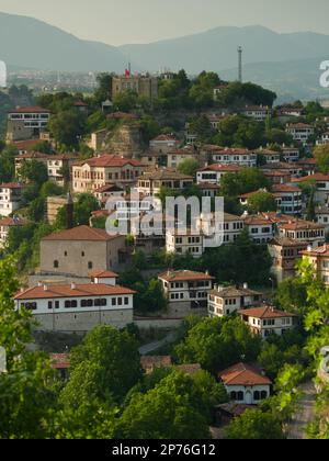 Blick auf die historischen berühmten osmanischen Safranbolu-Häuser. Nachmittag an einem Sommertag. Stadt im UNESCO-Weltkulturerbe. Karabuk Stadt, Türkei Stockfoto
