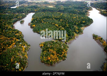 Luftaufnahme der Insel Tømmerøya (Zentrum) und der kleinen Insel Lille Tømmerøya (Vordergrundzentrum) im See Vansjø in Østfold, Norwegen. Stockfoto