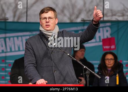 Hennigsdorf, Deutschland. 08. März 2023. Sebastian Walter, Fraktionsvorsitzender von die Linke in Brandenburg, spricht bei einer Kundgebung auf dem Rathausplatz. Kredit: Soeren Stache/dpa/Alamy Live News Stockfoto