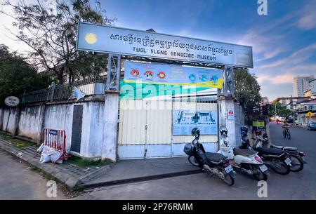 Motorräder parken vor dem Museum im ehemaligen Foltertod-Camp der Roten Khmer Tuol Sleng in Phnom Penh, Kambodscha. Stockfoto