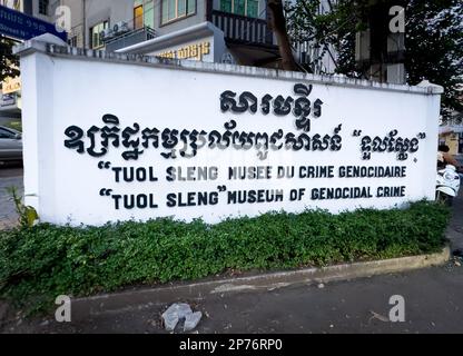 Das Eingangsschild für das Museum im ehemaligen Foltertod-Camp der Roten Khmer Tuol Sleng in Phnom Penh, Kambodscha. Stockfoto