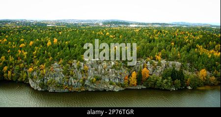 Luftaufnahme über die Ravnefjell-Klippe im See Vansjø, Østfold, Norwegen. Stockfoto