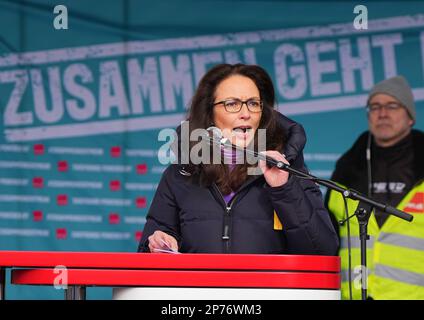 Hennigsdorf, Deutschland. 08. März 2023. Yasmin Fahimi, Vorsitzende des Deutschen Gewerkschaftsbundes, spricht während einer Kundgebung am Rathausplatz. Kredit: Soeren Stache/dpa/Alamy Live News Stockfoto