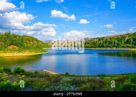 Sösetalsperre in der Nähe von Osterode am Harz. Blick auf das Reservoir und die idyllische Natur der Umgebung. Landschaft am See im Harz-Nationalpark. Stockfoto