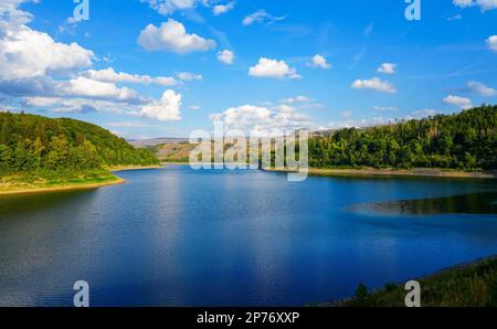 Sösetalsperre in der Nähe von Osterode am Harz. Blick auf das Reservoir und die idyllische Natur der Umgebung. Landschaft am See im Harz-Nationalpark. Stockfoto