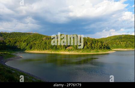 Sösetalsperre in der Nähe von Osterode am Harz. Blick auf das Reservoir und die idyllische Natur der Umgebung. Landschaft am See im Harz-Nationalpark. Stockfoto