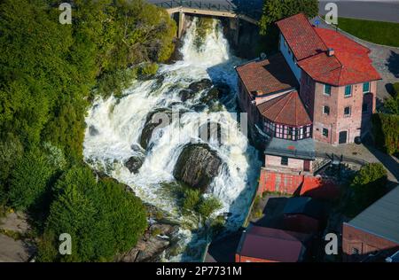 Luftaufnahme des Wasserfalls Mossefossen am Auslass des Vansjø-Sees in Moss, Østfold Norwegen. Stockfoto