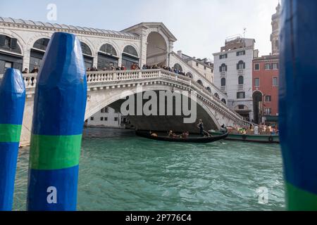 Gondoliere, der seinen Handel auf dem Canal Grande an der Rialto-Brücke, Venedig, Italien, betreibt Stockfoto