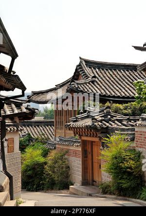 Seoul, Südkorea - Mai 2022: Malerische alte enge Straße und traditionelle koreanische Architektur und Häuser des Dorfes Bukchon Hanok mit asiatischem Dach Stockfoto