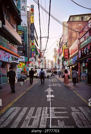 Seoul, Südkorea - 2022. Mai: Einkaufsbummel und Spaziergänge auf dem Myeongdong Straßenmarkt mit bunten Schildern Stockfoto