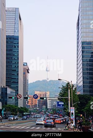 Seoul, Südkorea - 2022. Mai: N Seoul Tower auf dem Gipfel des Namsan Berges mit Blick von Janggyo-dong Stockfoto