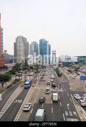 Seoul, Südkorea - Mai 2022: Blick auf Seoullo 7017, die Fußgängerzone der Bahnhofsüberführung von Seoul. In der Nähe des Hauptbahnhofs Stockfoto