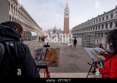 Straßenkünstlermalerei auf der Piazza San Marco, Venedig, Italien. Stockfoto