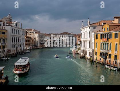 Blick von der Accademia-Brücke auf den Canale Grande, Venedig, Italien Stockfoto