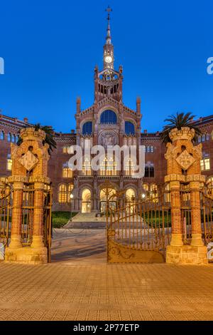 Das Recinte Modernista de Sant Pau in Barcelona bei Nacht Stockfoto