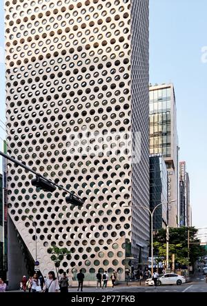 Seoul, Südkorea - Mai 2022: Blick auf das städtische Hive-Gebäude mit itscheeser Reibe in Wabenform, entworfen von Archium in Gangnam Stockfoto