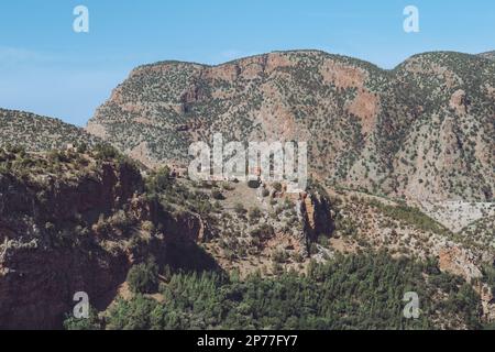 Reisebilder von Marokko, Marrakesch und Casablanca. Umfasst Bilder der Ouzoud-Wasserfälle, der Agafay-Wüste und der Hassan II-Moschee. Stockfoto