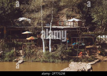 Reisebilder von Marokko, Marrakesch und Casablanca. Umfasst Bilder der Ouzoud-Wasserfälle, der Agafay-Wüste und der Hassan II-Moschee. Stockfoto