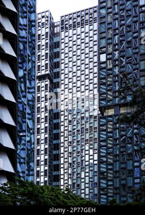 Seoul, Südkorea - Mai 2022: Centropolis Bürogebäude Fassade Fensterrahmen mit blauen Schattierungen im Bezirk Gangnam Stockfoto