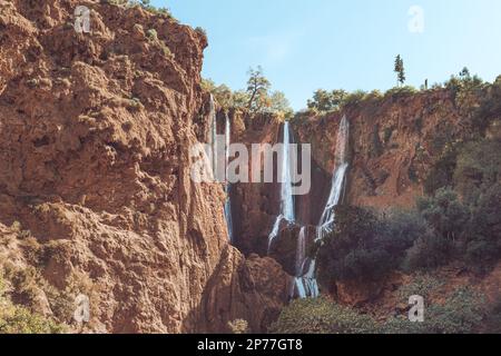 Reisebilder von Marokko, Marrakesch und Casablanca. Umfasst Bilder der Ouzoud-Wasserfälle, der Agafay-Wüste und der Hassan II-Moschee. Stockfoto