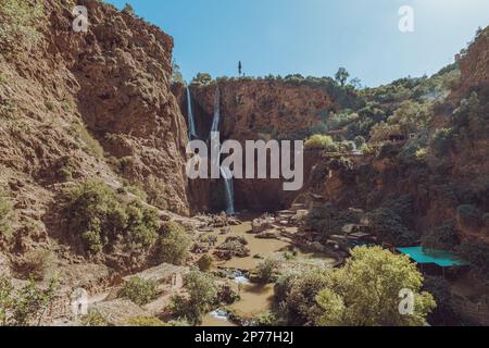 Reisebilder von Marokko, Marrakesch und Casablanca. Umfasst Bilder der Ouzoud-Wasserfälle, der Agafay-Wüste und der Hassan II-Moschee. Stockfoto
