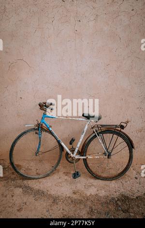 Reisebilder von Marokko, Marrakesch und Casablanca. Umfasst Bilder der Ouzoud-Wasserfälle, der Agafay-Wüste und der Hassan II-Moschee. Stockfoto