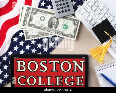 Deutschland. 08. März 2023. In dieser Fotoabbildung wird das Logo des Boston College auf einem Tablet angezeigt. Kredit: SOPA Images Limited/Alamy Live News Stockfoto