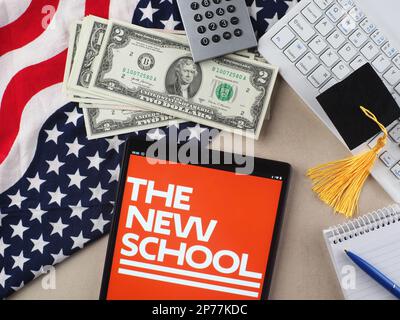 Deutschland. 08. März 2023. In dieser Fotoabbildung wird das Logo der neuen Schule auf einem Tablet angezeigt. Kredit: SOPA Images Limited/Alamy Live News Stockfoto