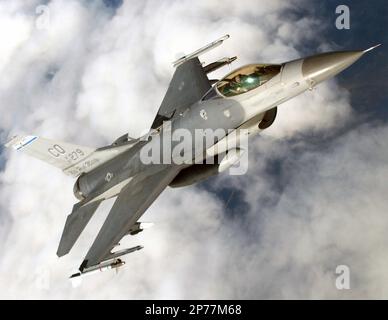 GENERAL DYNAMICS F-16 kämpft gegen Falcon-Multirollenjäger. Eine F-16C der Colorado Air National Guard bewaffnet mit AM-9 Sidewinder-Raketen und einem Treibstofftank in der Mitte im September 2003. Foto: CANG Stockfoto