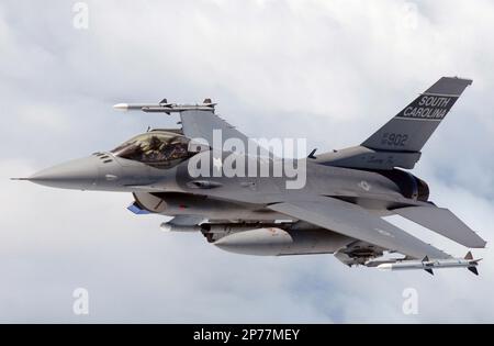 GENERAL DYNAMICS F-16C kämpft gegen Falcon, einen Multirollenkämpfer der South Carolina Air National Guard, ausgestattet mit Luft-Luft-Raketen, Bomben-Raketen, Zielgruppen-Pods und ECM-Pods. Stockfoto