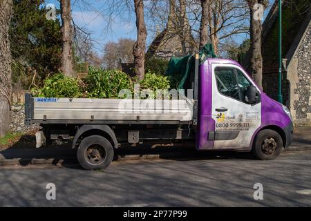 Eton, Windsor, Berkshire, Großbritannien. 2. März 2023. Der Royal Borough of Windsor und der Maidenhead Council haben Tivoli beauftragt, das Unterholz zu beseitigen und auf dem Eton (St. John's) Friedhof einige Bäume zu Fällen, um die Gräber sichtbarer zu machen. 10 Kriegstote aus dem Ersten und Zweiten Weltkrieg sind auf dem Friedhof begraben. Kredit: Maureen McLean/Alamy Stockfoto