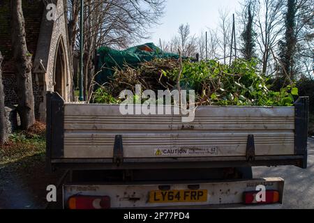 Eton, Windsor, Berkshire, Großbritannien. 2. März 2023. Der Royal Borough of Windsor und der Maidenhead Council haben Tivoli beauftragt, das Unterholz zu beseitigen und auf dem Eton (St. John's) Friedhof einige Bäume zu Fällen, um die Gräber sichtbarer zu machen. 10 Kriegstote aus dem Ersten und Zweiten Weltkrieg sind auf dem Friedhof begraben. Kredit: Maureen McLean/Alamy Stockfoto