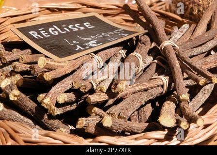 Süßholz in einem Korb Stockfoto