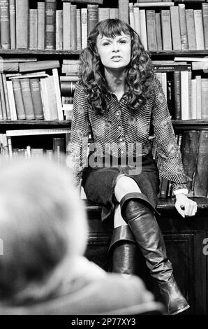 Julie Walters (Rita) mit Mark Kingston (Frank) bei DER AUSBILDUNG VON RITA durch Willy Russell bei The Royal Shakespeare Company (RSC), The Warehouse, London WC2 16/06/1980 Design: Poppy Mitchell Beleuchtung: Leo Leibovici Direktor: Mike Ockrent Stockfoto