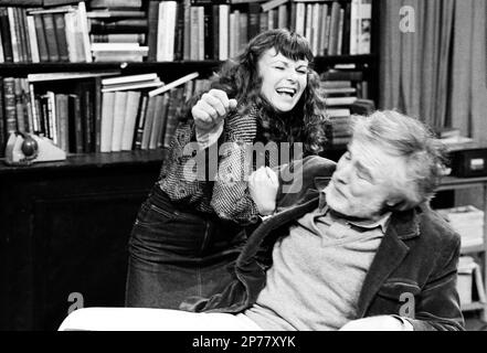 Julie Walters (Rita), Mark Kingston (Frank) in EDUCATION RITA von Willy Russell bei der Royal Shakespeare Company (RSC), The Warehouse, London WC2 16/06/1980 Design: Poppy Mitchell Beleuchtung: Leo Leibovici Regisseur: Mike Ockrent Stockfoto